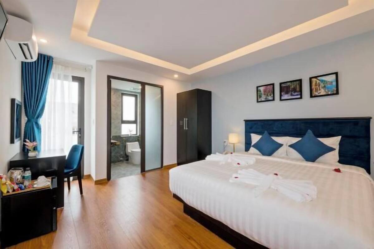 1 bedroom, minibar, desk, laptop workspace