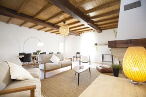 Smart-TV, Kamin, Tischfußball, Tischtennisplatte