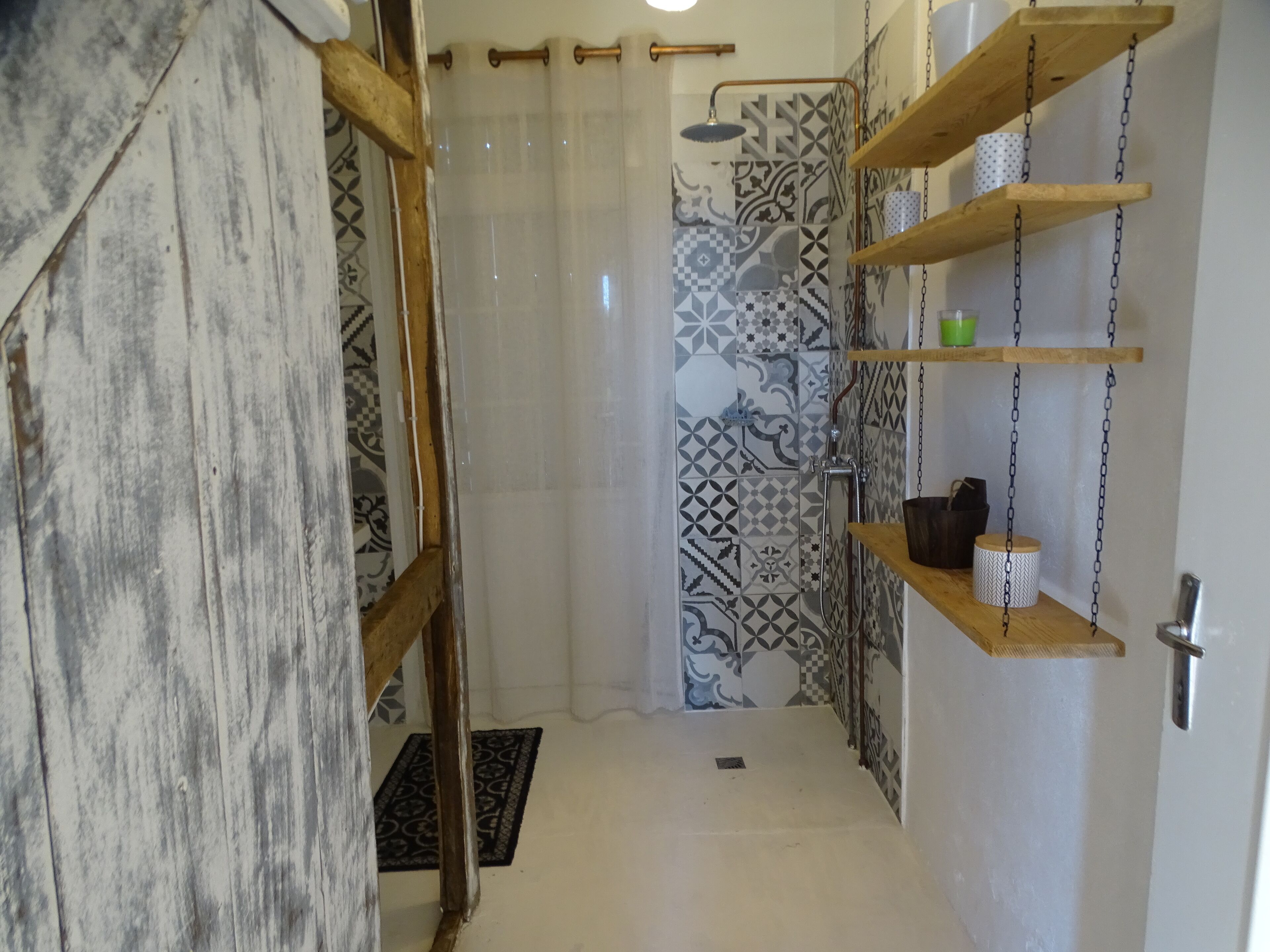 Ensemble douche/baignoire, sèche-cheveux, papier toilette