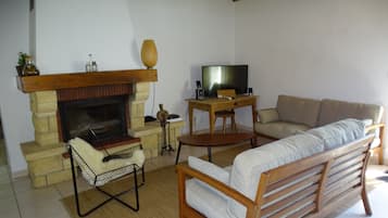 TV connectée, cheminée, baby-foot, table de tennis de table