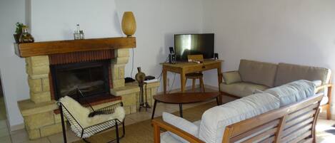 TV connectée, cheminée, baby-foot, table de tennis de table