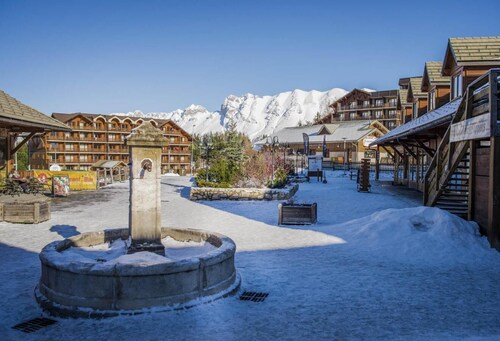 Chalet, 150m du centre station, vue montagne, piscine, sauna, terrasse, parking, télévision