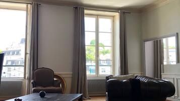 Televisie, een dvd-speler en een stereo