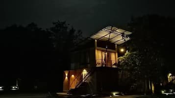 Piscina externa, guarda-sóis, espreguiçadeiras