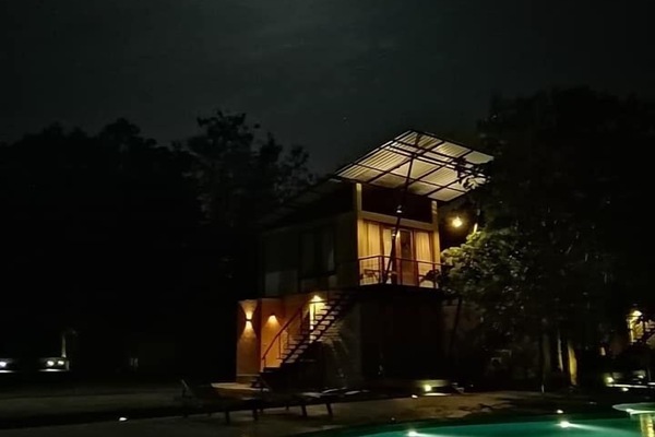 Hồ bơi ngoài trời, dù/ô trên bãi biển/hồ bơi, ghế dài tắm nắng