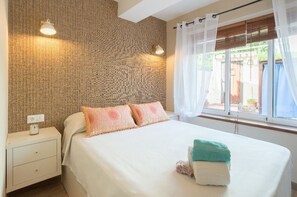 1 slaapkamer, een bureau, een strijkplank/strijkijzer, internet