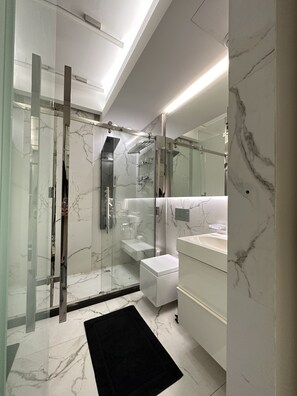 Shower, hydromassage showerhead, free toiletries, hair dryer - RB 466 Hotel (Beirut)