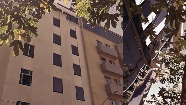 Un immeuble à plusieurs étages sur lequel on peut lire l’inscription : « RB 435 APARTHOTEL ».