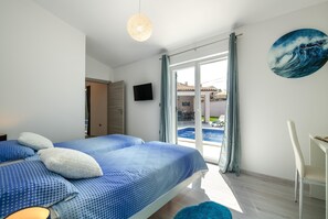 2 habitaciones, tabla de planchar con plancha y cuna de viaje 