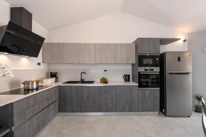 Refrigerador, microondas, horno, placa de cocina