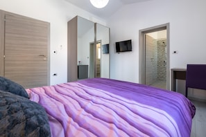 2 habitaciones, tabla de planchar con plancha y cuna de viaje