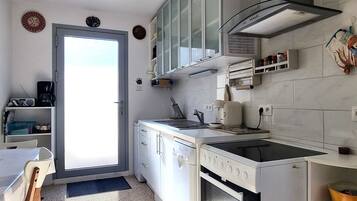 Een koelkast, een microgolfoven, een oven, een kookplaat