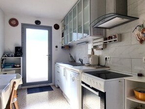 Fridge, microwave, oven, stovetop - House for 4 people with terrace near the port in Port-Vendres (Port-Vendres)