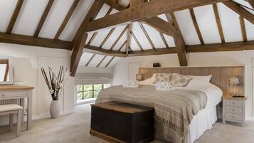 6 bedrooms, iron/ironing board, WiFi, bed sheets