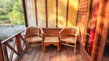 Bangalô standard, vista para o jardim | Terraço/pátio