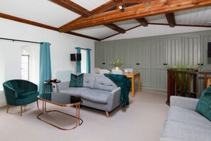 Smart TV, DVD player - Canon Gate , Chichester Cathedral  - sleeps 4 guests  in 2 bedrooms (Chichester)