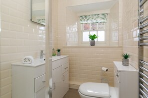 Bathroom - Canon Gate , Chichester Cathedral  - sleeps 4 guests  in 2 bedrooms (Chichester)