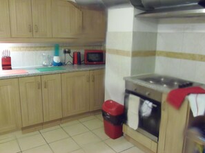 Kühlschrank, Mikrowelle, Ofen, Wasserkocher