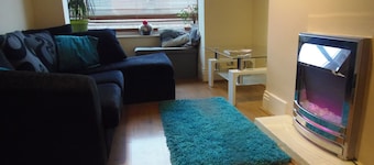 Light and Airy 1 bed Flat With Large Basement Kitchen and Private Outside Area