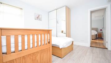 7 bedrooms, WiFi, bed sheets