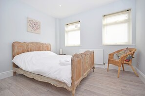 7 bedrooms, WiFi, bed sheets - Devonia House, Southbourne Group Accommodation (Southbourne)