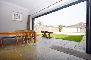 Outdoor dining - Devonia House, Southbourne Group Accommodation (Southbourne)