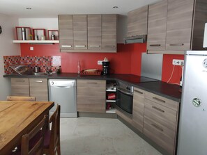 Kjøleskap, mikrobølgeovn, ovn og kokeplater