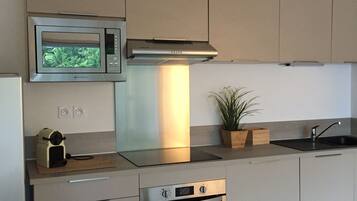 Kühlschrank, Mikrowelle, Ofen, Herdplatte