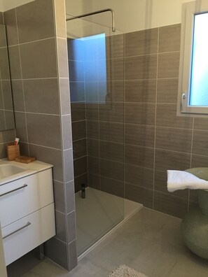 تجهيزات دش، مجففات شعر، مناشف، صابون