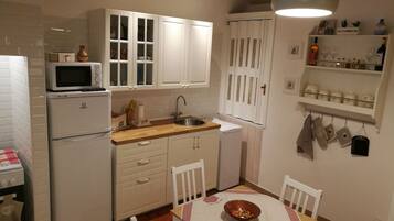 Frigorifero, microonde, forno, piano cottura