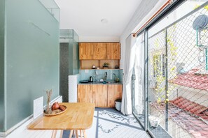 Enjoy meals and social gatherings in this well-equipped kitchen with sink and dining area.