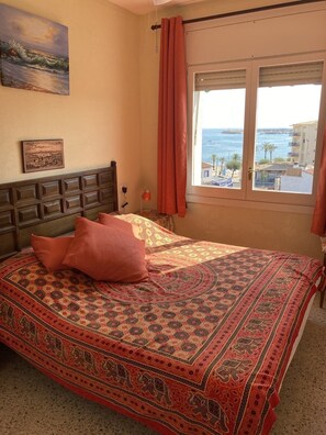 2 habitaciones, tabla de planchar con plancha y cuna de viaje 