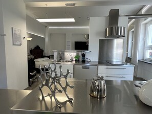 Apartamento standard, 1 quarto | Roupas de cama premium, edredons de pluma, individualmente decorados