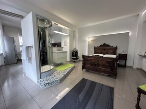 One-Bedroom Apartment | Premium bedding, down comforters, individually decorated - Apartment11 (Ulm)