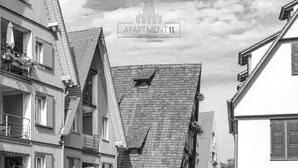 Un canal étroit, bordé de bâtiments des deux côtés, qui présente une architecture européenne traditionnelle avec des toits en pente et des balcons.
