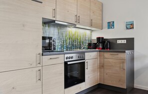 Kühlschrank, Mikrowelle, Herdplatte, Geschirrspüler