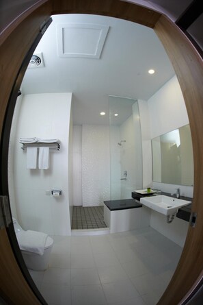 Douche, articles de toilette gratuits, chaussons, serviettes fournies
