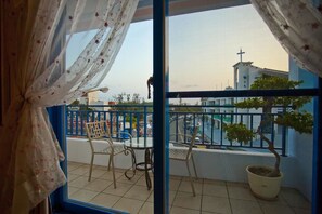 Double Room | Desk, blackout drapes, rollaway beds, free WiFi - Golden Sea Inn (Hengchun)