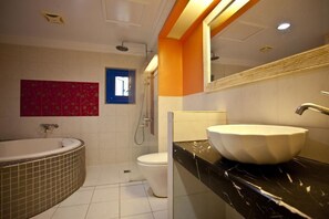 Quadruple Room | Bathroom