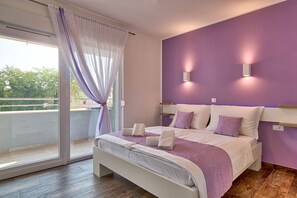 9 Schlafzimmer, Zimmersafe, Bügeleisen/Bügelbrett, Reisekinderbett