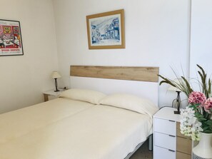 1 slaapkamer, een strijkplank/strijkijzer, wifi, beddengoed