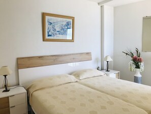 1 slaapkamer, een strijkplank/strijkijzer, wifi (toeslag), beddengoed