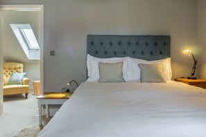 3 bedrooms, iron/ironing board, internet, bed sheets