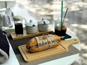 Desayuno para llevar incluido todos los días