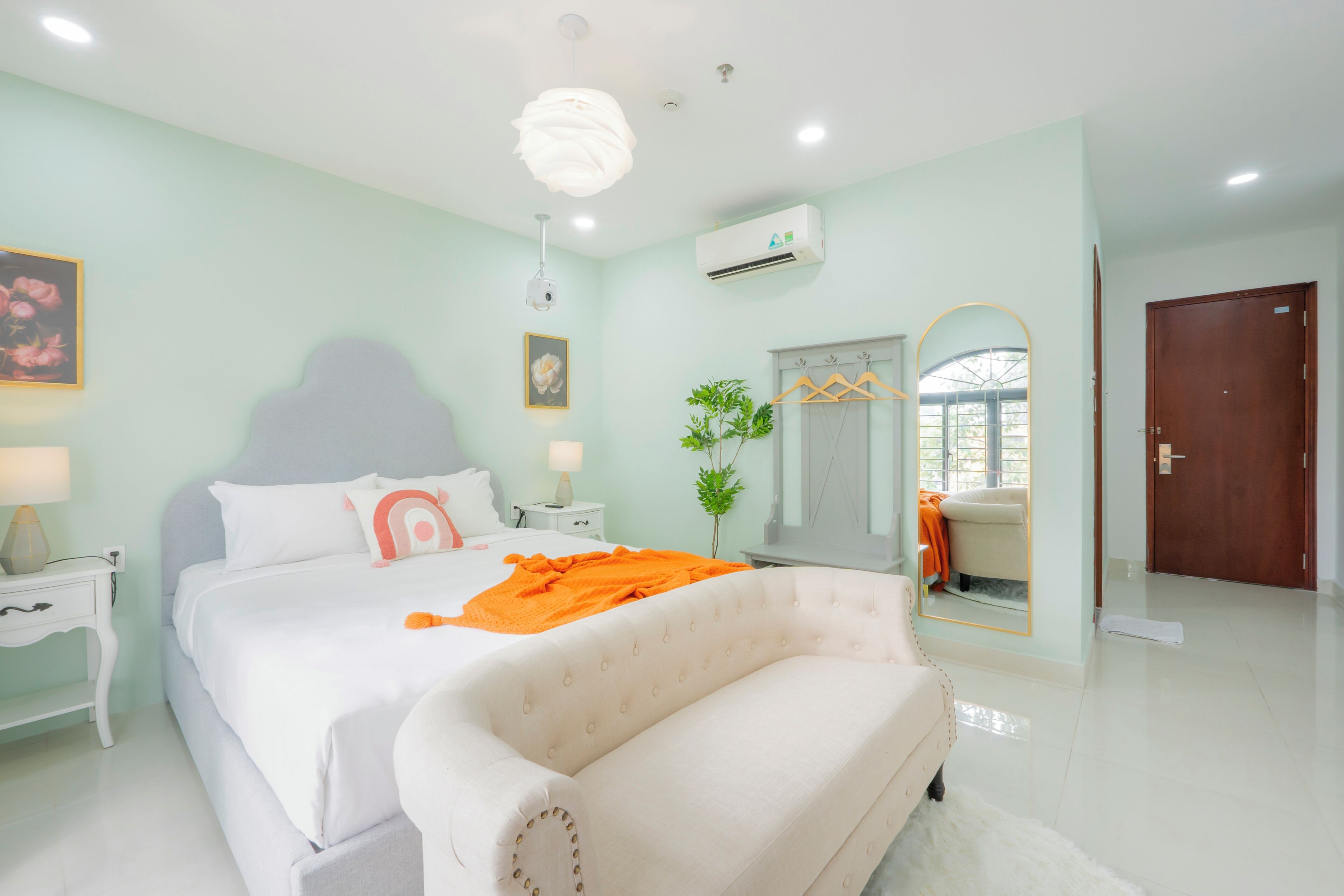 Deluxe Room | Hypo-allergenic bedding, minibar, individually decorated, desk