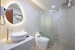 Deluxe Room | Bathroom | Shower, hydromassage showerhead, free toiletries, hair dryer - SAZI AMILA Nguyen Hue Hotel - Free Banh Mi (Ho Chi Minh City)