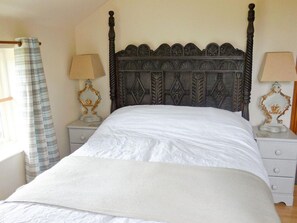 2 bedrooms, iron/ironing board, travel cot, free WiFi - Owl Barn conversion at Dove Mount Farm spend Lane Thorpe Ashbourne DE6 2AR <br> (Thorpe)