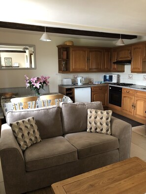 Smart TV, books - Owl Barn conversion at Dove Mount Farm spend Lane Thorpe Ashbourne DE6 2AR <br> (Thorpe)