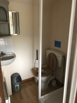 Combined shower/bathtub, towels, soap, toilet paper - Owl Barn conversion at Dove Mount Farm spend Lane Thorpe Ashbourne DE6 2AR <br> (Thorpe)