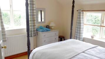 2 bedrooms, iron/ironing board, travel cot, free WiFi